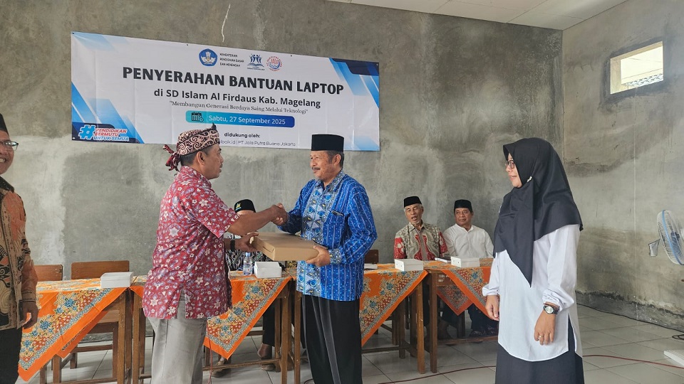 Yayasan Beramal Baik Menyerahkan Bantuan Laptop ke SD Islam Al Firdaus, Magelang